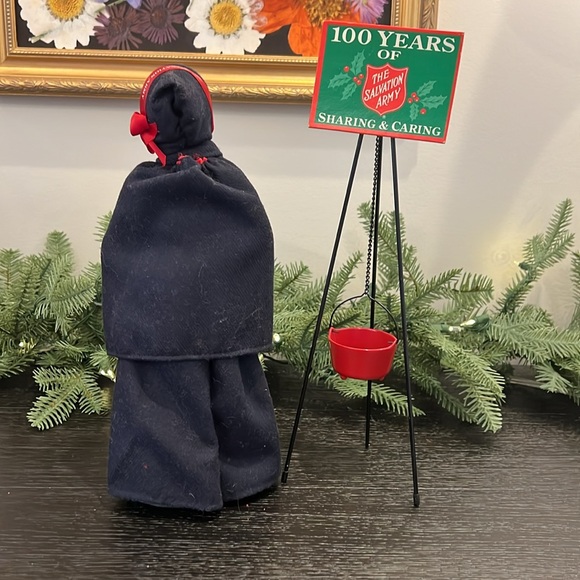 Byers’ Choice Caroler - Salvation Army Woman - Picture 5 of 8